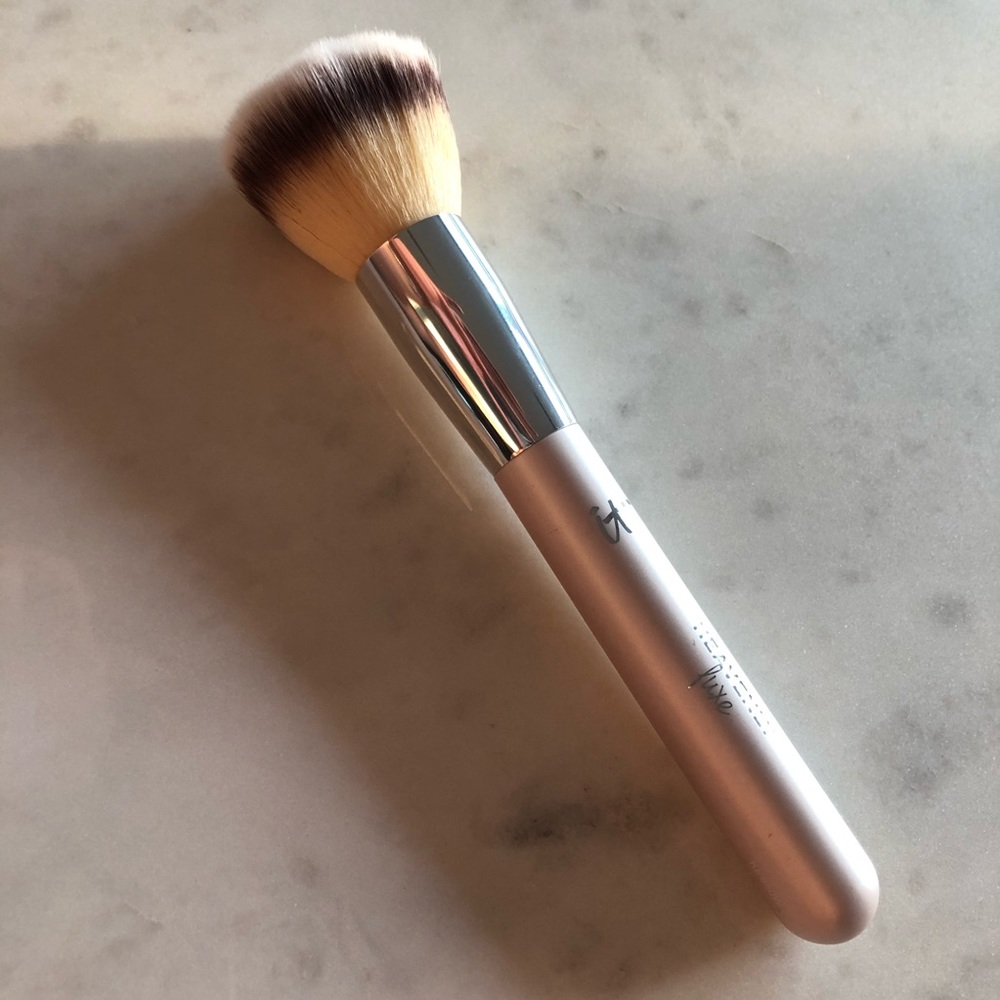 It Cosmetics Buffing Foundation Brush
